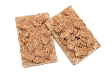 Beyaz arka planda izole edilmiş tavuk ezmeli çıtır sandviç. Karaciğer ezmeli tam tahıllı ekmek. Diyet Kahvaltı ve Sağlıklı Yemek