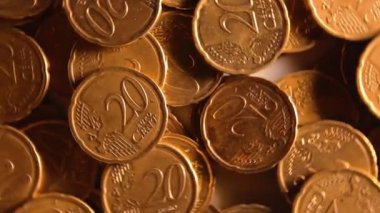 20 Euro Cent Bozukluğu, Dönen Para Arkaplanı - Top View. Euro Para Birimi. Bir sürü 20 Cent Cash. Altın Avrupailer. İş, Finans ve Para Tasarruf Konsepti - Dönüşüm Sola