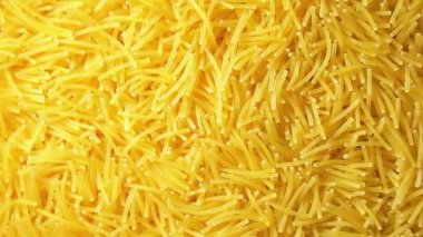 Saat Yönünde Yavaşça Dönen Pişmemiş Eriştelerin Arkaplanı - Üst Görünüm, Açısal Döndürme. Kuru Vermicelli Dönüşü dokusu. Çiğ Makarna - Sağa Çevirme