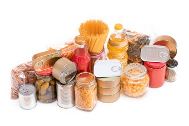 Gıda rezervleri: Konserve yiyecek, spagetti, domates suyu, makarna ve market - beyaz arka planda izole edilmiş. Kriz anında acil durum gıda deposu. Stratejik Gıda Kaynakları - İzolasyon