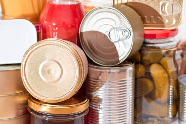 Yiyecek rezervleri: Konserve yiyecek, spagetti, domates suyu, makarna ve market. Kriz anında acil durum gıda deposu. Stratejik Gıda Malzemeleri