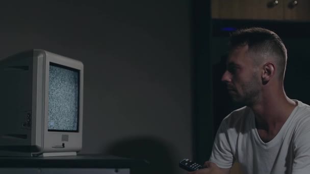 Σπασμένη Τηλεόραση Τηλεοπτική Προπαγάνδα Mind Control Zombified Man White Shirt — Αρχείο Βίντεο