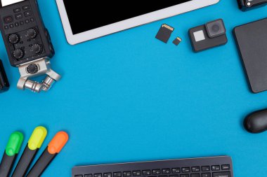 Fotoğrafçılar, Videograflar ya da Video Blogcuları İş Yeri Üst Görünümü. Mavi Masada Yatan Dijital Gadget Düz Yatar