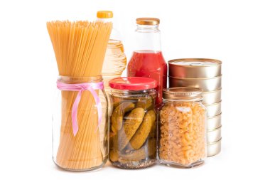 Yiyecek Rezervleri: Konserve Gıda, Spagetti, Pate, Tuna, Domates Suyu, Makarna, Balık ve Market. Kriz anında acil durum gıda deposu. Stratejik Gıda Kaynakları - İzolasyon