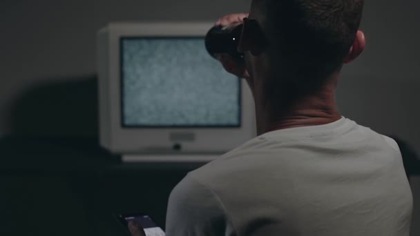 Hombre Camiseta Blanca Está Sentado Contra Vieja Televisión Plateada Dark — Vídeos de Stock