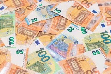 Farklı Euro Banknotları Para Arkaplanı. Euro Para Birimi. Renkli Kağıt Para. Bir sürü 50 Euro 'luk banknot. İş, Mali, Nakit ve Para Tasarruf Konsepti