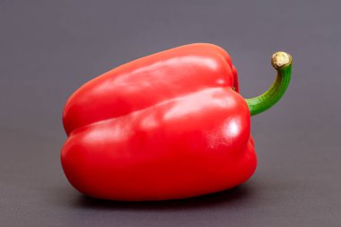 Siyah Arkaplanda Taze Kırmızı Tatlı Çan Biberi