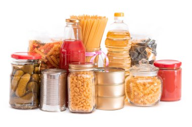 Gıda rezervleri: Konserve yiyecek, spagetti, domates suyu, makarna ve market - beyaz arka planda izole edilmiş. Kriz anında acil durum gıda deposu. Stratejik Gıda Kaynakları - İzolasyon