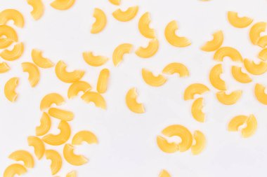 Beyaz Arkaplan 'da pişmemiş Chifferi Rigati Pasta. Şişman ve Sağlıksız Yemek. Klasik kuru makarna dokusu. İtalyan Kültür ve Mutfağı. Çiğ Makarna