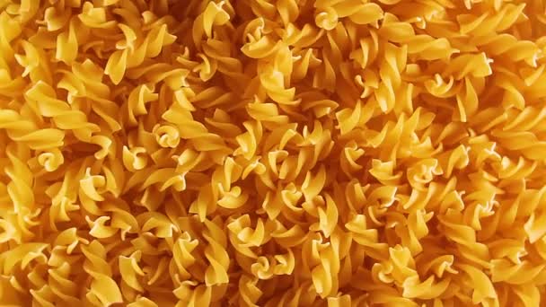 Ongekookte Fusilli Pasta Top View Vet Ongezond Voedsel Droge Spiraal — Stockvideo