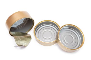 Üç adet boş teneke kutu beyaz arka planda izole edildi. Temiz kullanılmış alüminyum teneke kutular, izolasyon. Çözünmeyen İnorganik Atık