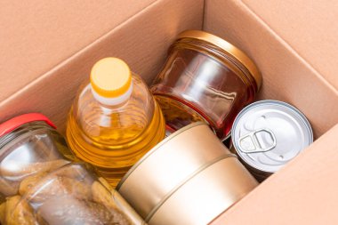 Yiyecek Rezervleri veya Bağış Kutusu: Konserve yiyecek, mısır gevreği ve marketle birlikte kutular. Kriz anında acil durum gıda deposu. Ücretsiz Sosyal Yardım, Lütuf ve Bakım. Stratejik Gıda Malzemeleri
