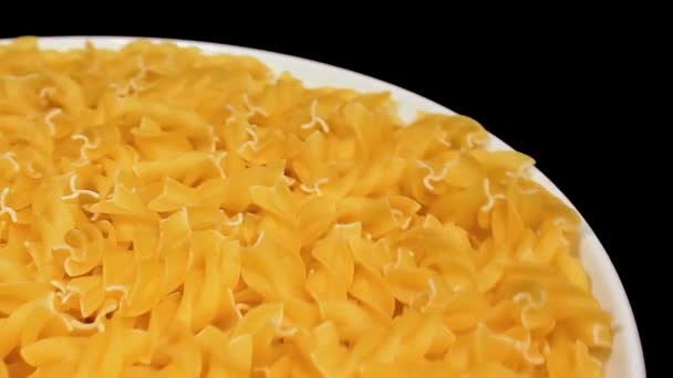 Tvařené Těstoviny Fusilli Bílém Talíři Rotující Černém Pozadí Tuk Nezdravé — Stock video