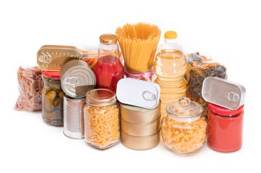 Gıda rezervleri: Konserve yiyecek, spagetti, domates suyu, makarna ve market - beyaz arka planda izole edilmiş. Kriz anında acil durum gıda deposu. Stratejik Gıda Kaynakları - İzolasyon