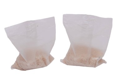 Beyaz arka planda izole edilmiş uzun pirinç taneli plastik torbalar. Kuru Pirinç içeren küçük şeffaf paketler - izolasyon