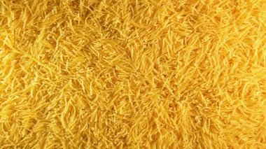 Saat Yönünde Yavaşça Dönen Pişmemiş Eriştelerin Arkaplanı - Üst Görünüm. Kuru Vermicelli Dönüşü dokusu. Çiğ Makarna - Sağa Çevirme