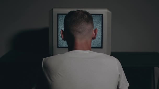 Televisão Quebrada Propaganda Homem Zombificado Shirt Branca Está Sentado Contra — Vídeo de Stock