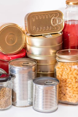 Gıda rezervleri: Konserve yiyecek, spagetti, börek, ton balığı, domates suyu, makarna, balık ve market. Kriz anında acil durum gıda deposu. Stratejik Gıda Malzemeleri