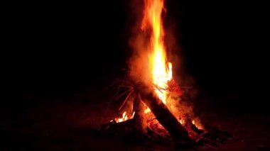 Karanlık Orman 'da Kara Arkaplan' da Gece Ateşi Yanıyor. Gece vakti Alevli Kamp Ateşi. Şenlik Ateşi için yer. Ateş Çukuru, Ateş Altında Orman, Uçan Kıvılcımlar ve Duman - Statik Atış