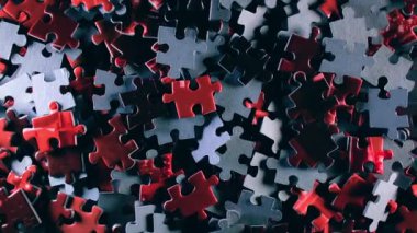 Saat Yönünün Tersinde Yavaşça Dönen Renkli Bulmaca Parçalarının Arkaplanı - Üst Görünüm Tamamlanmamış Kırmızı ve Gri Yapbozun Yapbozu Düşük Anahtar Işıklı - Sol Döndürme