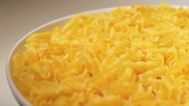 Неприготований Fusilli Pasta Білій Плиті Обертається Проти Білого Фону Жирна — стокове відео