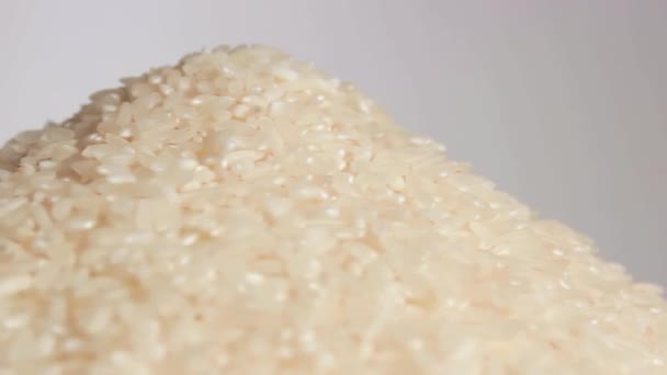 Wysuszyć Niegotowane White Rice Heap Białym Talerzu Obracające Się Białym — Wideo stockowe