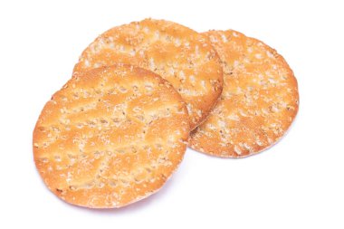 Beyaz arka planda izole edilmiş bir yığın yuvarlak tuzlu kraker. Kuru Çerezler - İzolasyon