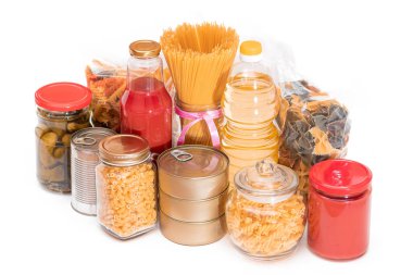 Gıda rezervleri: Konserve yiyecek, spagetti, domates suyu, makarna ve market - beyaz arka planda izole edilmiş. Kriz anında acil durum gıda deposu. Stratejik Gıda Kaynakları - İzolasyon