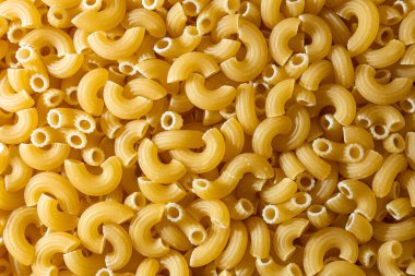 Pişmemiş Chifferi Rigati Pasta: Bir Chifferi Rigati Mutfak Tuvali, Gurme Aşçılık İçin Canlı ve Dokulu Bir Arkaplan Oluşturuyor. Kuru makarna. Raw Macaroni - Top View, Düz Yat