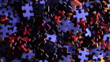Saat Yönünde Dönen Renkli Bulmaca Parçalarının Arkaplanı - Üst Görünüm Tamamlanmamış Kırmızı ve Mavi Yapbozun Yapbozu Düşük Anahtar Işıklı - Sağa Çevirme