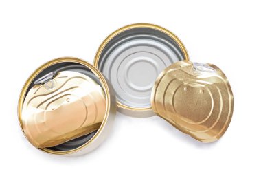 Kırık kapaklı iki boş teneke kutu beyaz arka planda izole edildi. Temiz kullanılmış alüminyum teneke kutular, izolasyon. Çözünmeyen İnorganik Atık