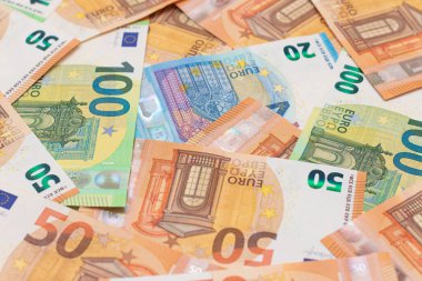 Farklı Euro Banknotları Para Arkaplanı. Euro Para Birimi. Renkli Kağıt Para. Bir sürü 50 Euro 'luk banknot. İş, Mali, Nakit ve Para Tasarruf Konsepti