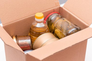 Yiyecek Rezervleri veya Bağış Kutusu: Konserve yiyecek, mısır gevreği ve marketle birlikte kutular. Kriz anında acil durum gıda deposu. Ücretsiz Sosyal Yardım, Lütuf ve Bakım. Stratejik Gıda Malzemeleri