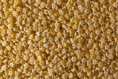Pişmemiş Stelline Makarna: Gurme Aşçılığı İçin Canlı ve Dokulu Bir Arkaplan Oluşturan Stelline Makarna Mutfağı. Kuru makarna. Raw Macaroni - Top View, Düz Yat