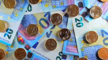 20 Euro Banknota 20 Euro Bozuk Para - Top View. Euro Para Birimi. Mavi Kağıt Para. Bir sürü 20 Euro 'luk banknot. İş, Finans, Para ve Tasarruf Konsepti - Yavaş Dönüşüm Sola