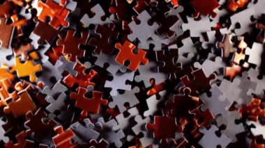 Saat Yönünün Tersine Dönen Renkli Bulmaca Parçalarının Arkaplanı - Üst Görünüm Tamamlanmamış Kırmızı ve Gri Yapbozun Yapbozu Düşük Anahtar Işıklı - Sol Döndürme