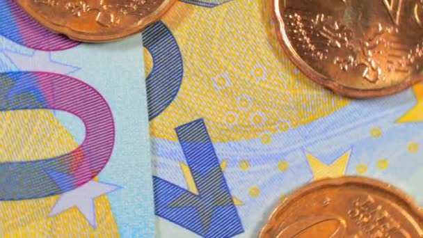 20ユーロ以上のユーロセンターコイン 20ユーロ紙幣 トップビュー マクロ ユーロマネー通貨 ブルーペーパーマネー たくさんの20ユーロビル ビジネス ファイナンス キャッシュ — ストック動画