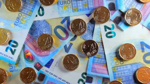 20ユーロ硬貨20ユーロ紙幣 トップビュー ユーロマネー通貨 ブルーペーパーマネー たくさんの20ユーロビル ビジネス ファイナンス キャッシュ マネーセービングコンセプト スローローローテーション左 — ストック動画