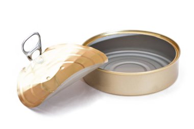 Kırık kapaklı boş teneke kutu beyaz arka planda izole edildi. Temiz kullanılmış alüminyum kutu izolasyon. Çözünmeyen İnorganik Atık