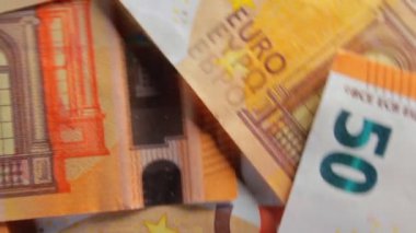 50 Euro 'luk banknotlar, Dönen Para Arkaplanı - Top View. Euro Para Birimi. Turuncu Kağıt Para. Bir sürü 50 Euro 'luk banknot. İş, Finans, Para ve Tasarruf Konsepti - Açısal Dönüşüm