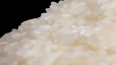 Kuru pişmemiş beyaz pirinç yığını dönüşümlü Macro. Çiğ Uzun Taneli Pirinç Yığını. Yakın plan. Asya mutfağı ve kültürü. Sağlıklı beslenme malzemeleri. Diyet Yemekler