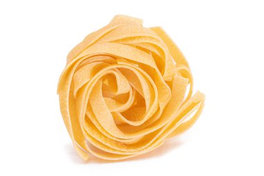Klasik bir İtalyan çiğ yumurtası Fettuccine - Beyaz arka planda izole edilmiş. Kuru, bükülmemiş, pişmemiş makarna. İtalyan Kültür ve Mutfağı. Çiğ Altın Makarna Deseni - İzolasyon