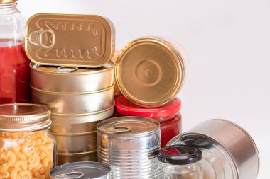 Gıda rezervleri: Konserve yiyecek, spagetti, börek, ton balığı, domates suyu, makarna, balık ve market. Kriz anında acil durum gıda deposu. Stratejik Gıda Malzemeleri