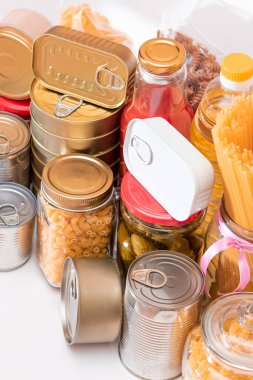 Gıda rezervleri: Konserve yiyecek, spagetti, börek, ton balığı, domates suyu, makarna, balık ve market. Kriz anında acil durum gıda deposu. Stratejik Gıda Malzemeleri