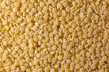 Pişmemiş Stelline Makarna: Gurme Aşçılığı İçin Canlı ve Dokulu Bir Arkaplan Oluşturan Stelline Makarna Mutfağı. Kuru makarna. Raw Macaroni - Top View, Düz Yat