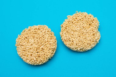 Mavi Arkaplanda Pişmemiş Anında Erişte. Çiğ makarna. Kuru Asya Fast Food. Hızlı Öğle Yemeği