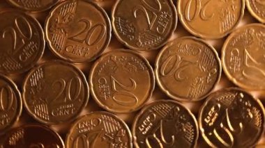 20 Euro Cent Bozukluğu, Dönen Para Arkaplanı - Top View. Euro Para Birimi. Bir sürü 20 Cent Cash. Altın Avrupailer. İş, Para ve Tasarruf Konsepti - Yavaş Döndürme Sağı