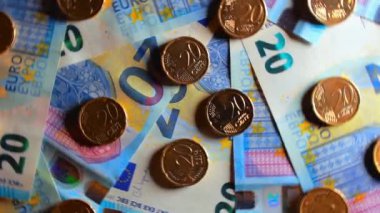 20 Euro Banknota 20 Euro Bozuk Para - Top View. Euro Para Birimi. Mavi Kağıt Para. Bir sürü 20 Euro 'luk banknot. İş, Finans, Nakit ve Para Tasarruf Konsepti - Rotasyon Hakkı