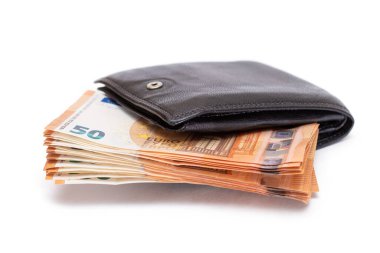 İçinde 50 Euro olan Siyah Deri Adamlar Cüzdanı Beyaz Arkaplanda İzole Edilmiş. Zenginliği, başarıyı ve sosyal statüyü sembolize eden Para dolu bir çanta - izolasyon