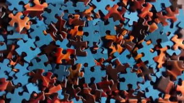 Saat Yönünde Dönen Renkli Bulmaca Parçalarının Arkaplanı - Üst Görünüm Tamamlanmamış Kırmızı ve Mavi Yapbozun Yapbozu Düşük Anahtar Işıklı - Sağa Çevirme